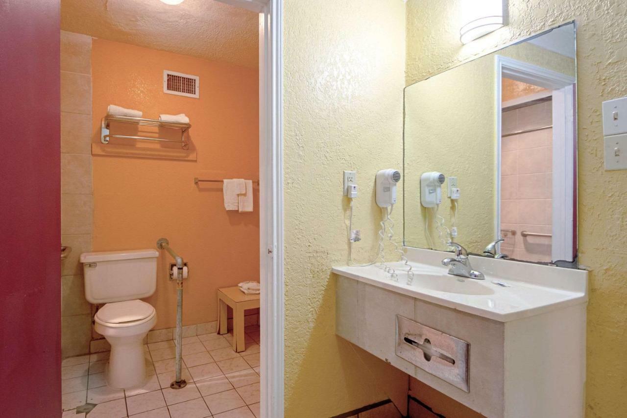Economy Inn & Suites Denton Kültér fotó