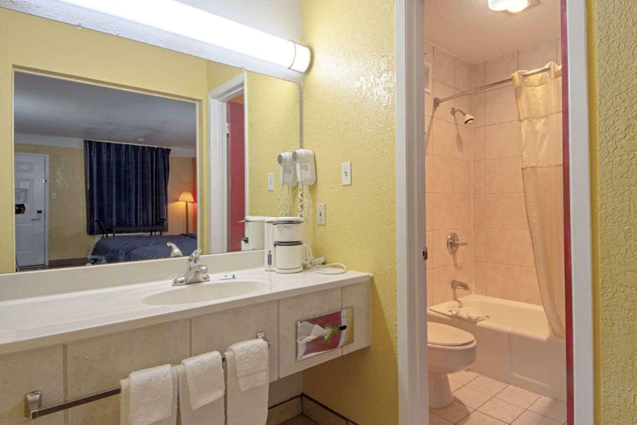 Economy Inn & Suites Denton Kültér fotó
