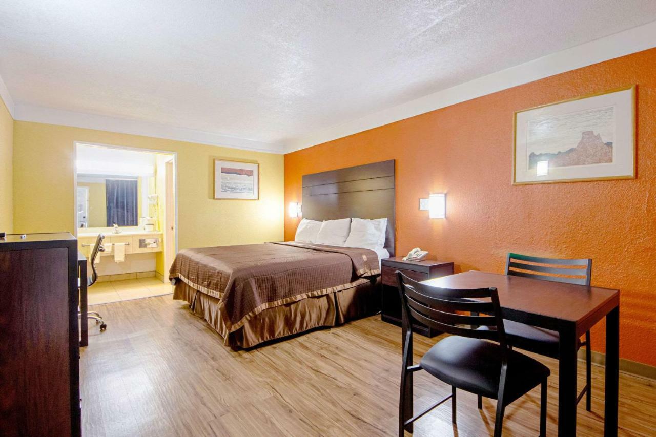 Economy Inn & Suites Denton Kültér fotó
