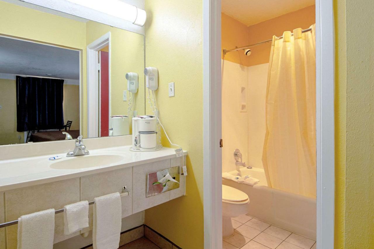 Economy Inn & Suites Denton Kültér fotó