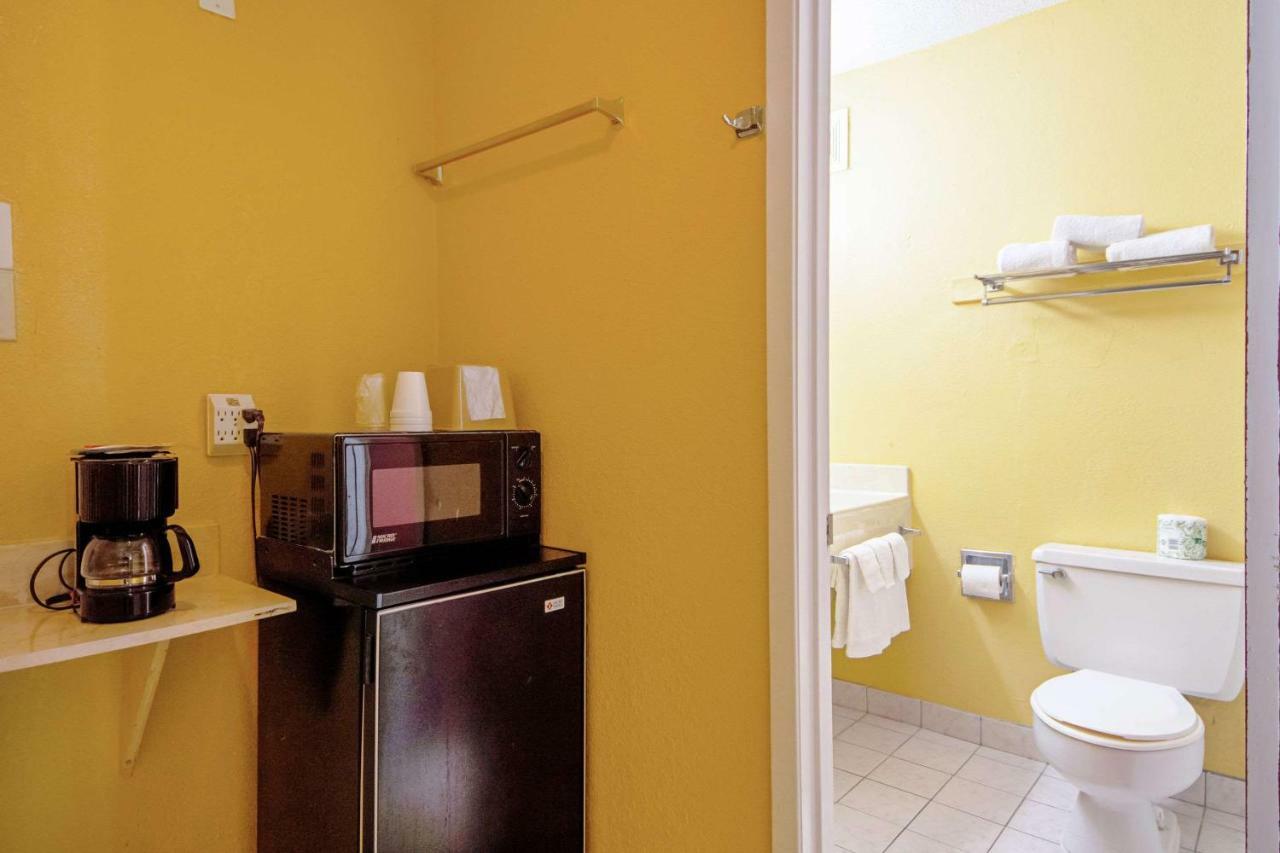 Economy Inn & Suites Denton Kültér fotó
